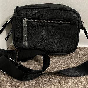 DKNY Black Logan Camera Crossbody Small Bag Purse Zip Around MSRP:$ 148, NEW
